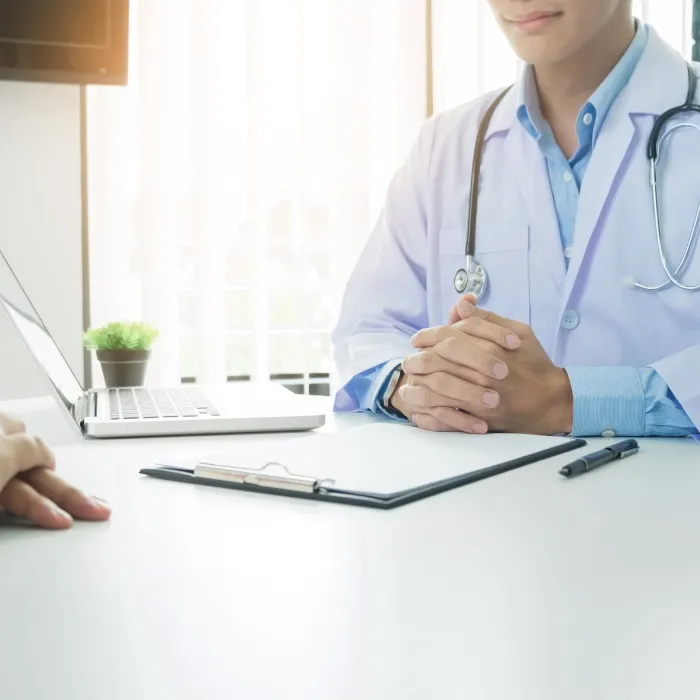 Врач консультирует пациента о лечении